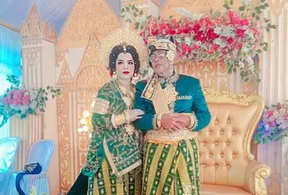 Pernikahan Haji Buhari (71) dengan gadis muda bernama Tiara yang masih berusia 18 tahun di Desa Batulappa, Kecamatan Larompong Selatan, Kabupaten Luwu, Sulawesi Selatan. (istimewa)