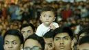 Seorang anak tampak serius saat nobar laga El Clasico antara Barcelona melawan Real Madrid di Summarecon Mal Serpong, Sabtu (23/12/2017). Barcelona menang 3-0 atas Real Madrid. (Bola.com/M Iqbal Ichsan)