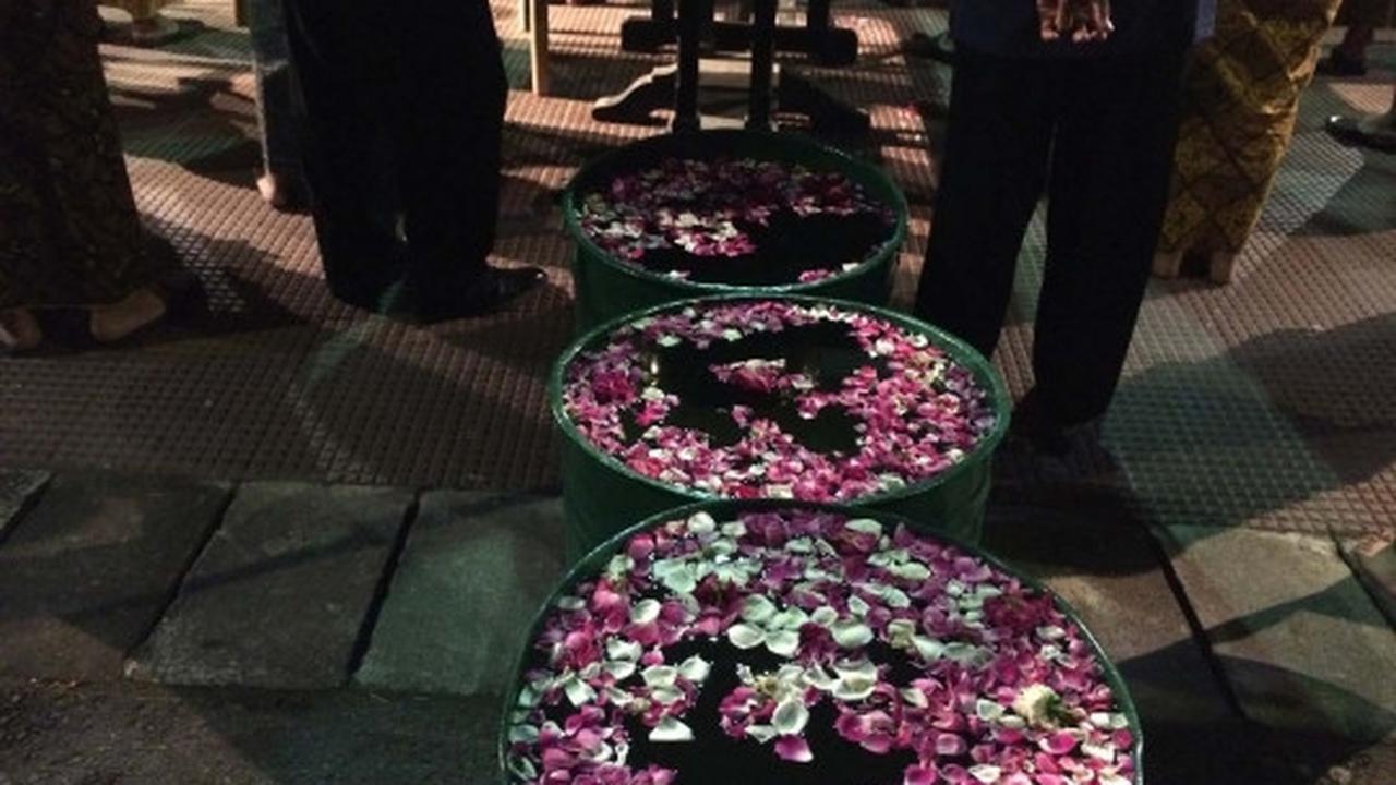 Menyaksikan kirab 1 Suro di Istana Mangkunegaran