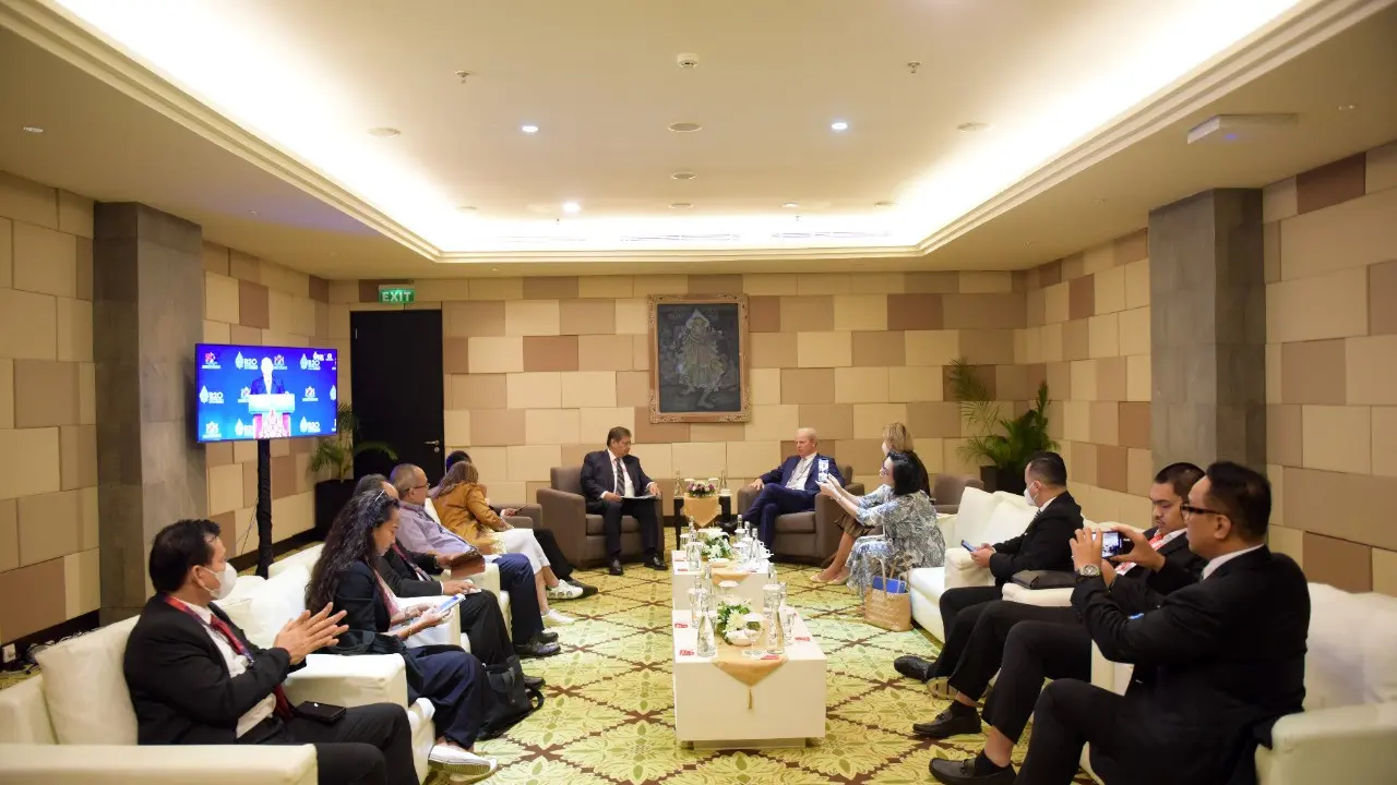 Menteri Koordinator Bidang Perekonomian Airlangga Hartarto bertemu Managing Director of Operations World Bank Axel van Trotsenburg di sela Business 20 Summit di Nusa Dua, Bali, Senin (14/11/2022). (Dok ekon.go.id)