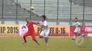 Bek Persib U-16 Reza (kanan) berebut bola di udara dengan pemain timnas U-16 (kiri) di laga uji coba melawan Persib U-16 di Stadion Siliwangi, Bandung, Jumat (27/2/2015). Timnas U16 Indonesia menang 4-2 atas Persib U16. (Liputan6.com/Andrian M Tunay)