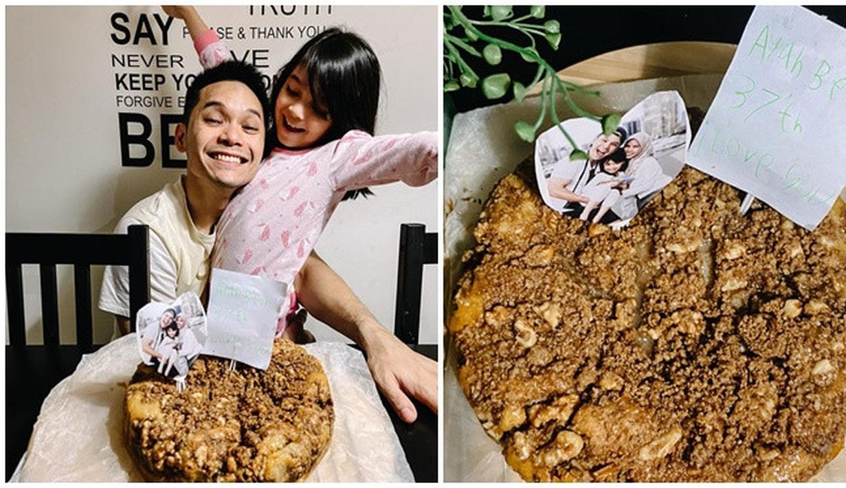 Saat Ben Kasyafani ulang tahun ke-37 pada 2020 lalu, Sienna Ameerah juga menuliskan ucapan selamat ulang tahun untuk sang ayah. Saat itu usianya masih 7 tahun, Sienna hanya menuliskan kata I Love You untuk sang ayah dalam surat yang dibuatnya. Dapat kejutan dari anak dan istri di hari ulang tahun, kebahagiaan terpancar jelas di wajah bintang sinetron Cinta Setelah Cinta. (Liputan6.com/IG/@benkasyafani)