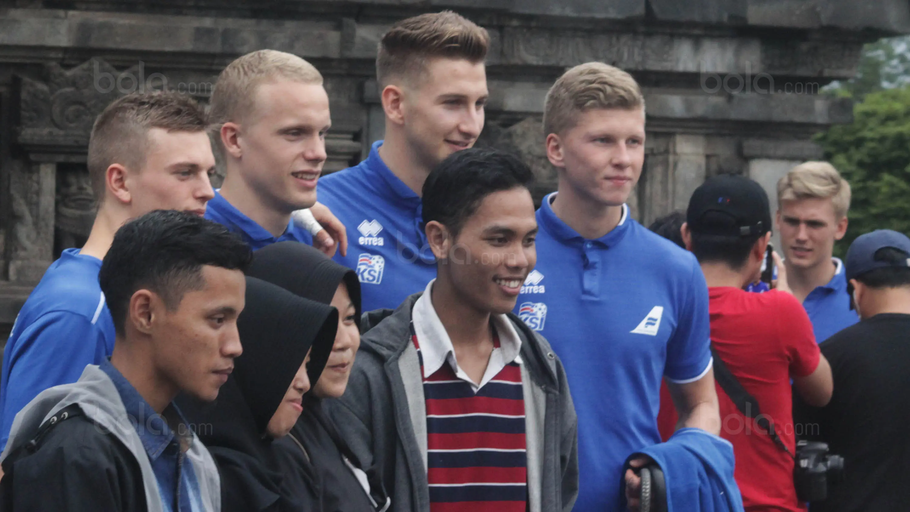 Para pemain Timnas Islandia foto bersama warga saat mengunjungi Candi Prambanan di pebatasan Jawa Tengah-Yogyakarta, Senin (8/1/2018).  (Bola.com/Ronald Seger)