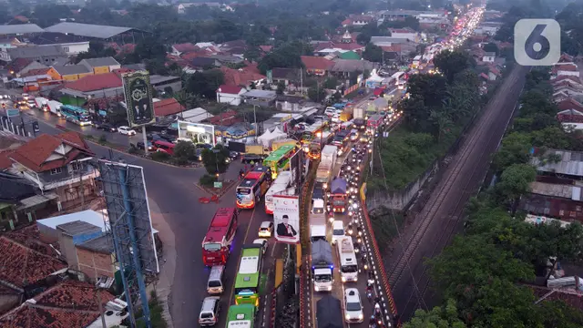 FOTO: Pantauan Udara Kondisi Jalur Mudik di Simpang Jomin Pantura