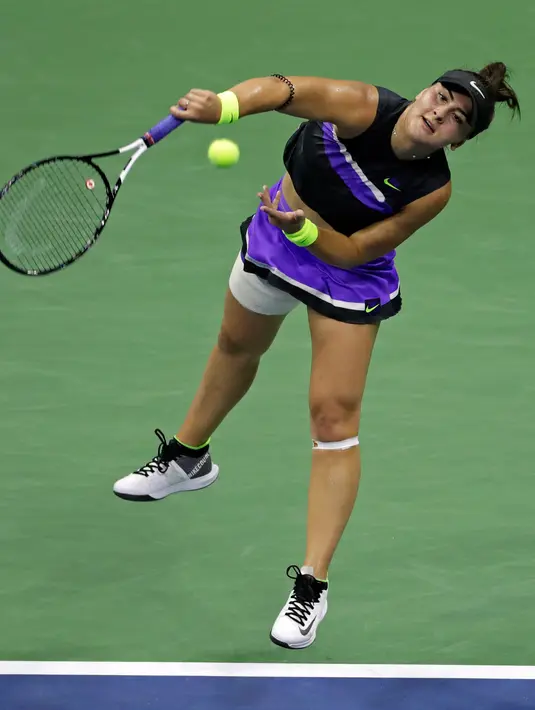 Petenis Kanada, Bianca Andreescu mengembalikan bola ke Elise Mertens dari Belgia pada perempat final AS Terbuka 2019 di USTA Billie Jean King National Tennis Center, Rabu (4/9/2019). Dara 19 tahun itu menjadi petenis remaja pertama Kanada yang lolos semifinal AS Terbuka sejak 2009. (AP/Adam Hunger)