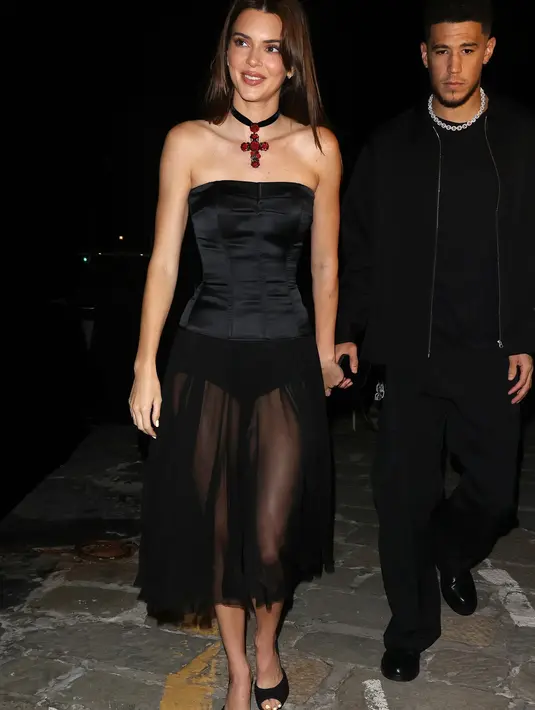 <p>Untuk acara malam hari, Kendall Jenner terlihat mengenakan gaun hitam tanpa tali, rok tulle, dan kalung salib yang besar. Mana yang jadi favoritmu, Sahabat FIMELA?</p>