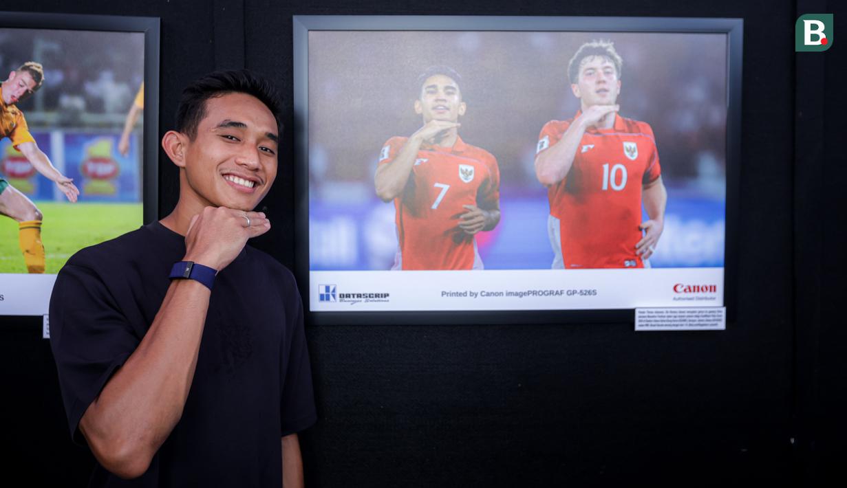 <p>Pemain Timnas Indonesia, Rizky Ridho berpose di samping foto karya pewarta foto Bola.com, Bagaskara Lazuardi dalam pameran foto Media Cup 2025 yang bertema "Timnas Indonesia dari Masa ke Masa" di Cibis, Cilandak, Jakarta Selatan, Selasa (28/10/2025). (Bola.com/Bagaskara Lazuardi)</p>