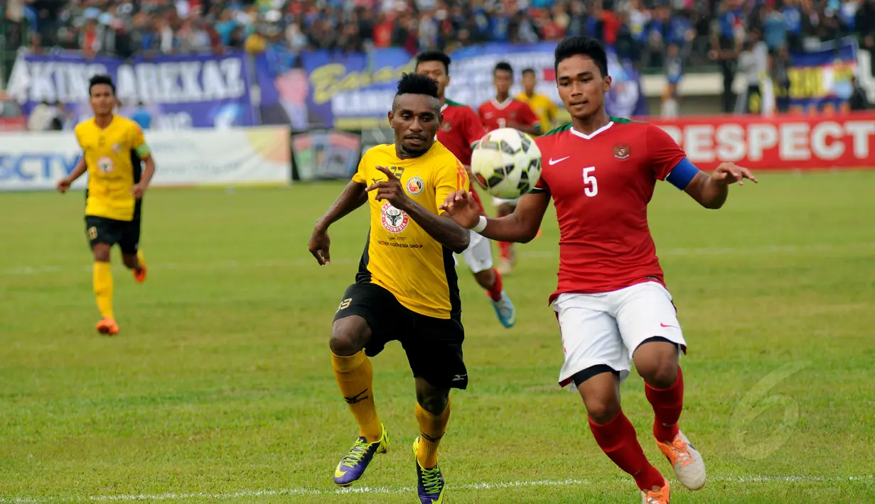 Bek Timnas U-19 Indonesia, Bagas Adi Nugroho (kanan) berebut bola dengan gelandang Semen Padang, Mariando U Mabim di Stadion Singaperbangsa, Jawa Barat, (6/3/2015). Timnas U-19 Indonesia unggul 2-1 atas Semen Padang U-21. (Liputan6.com/Helmi Fithriansyah)
