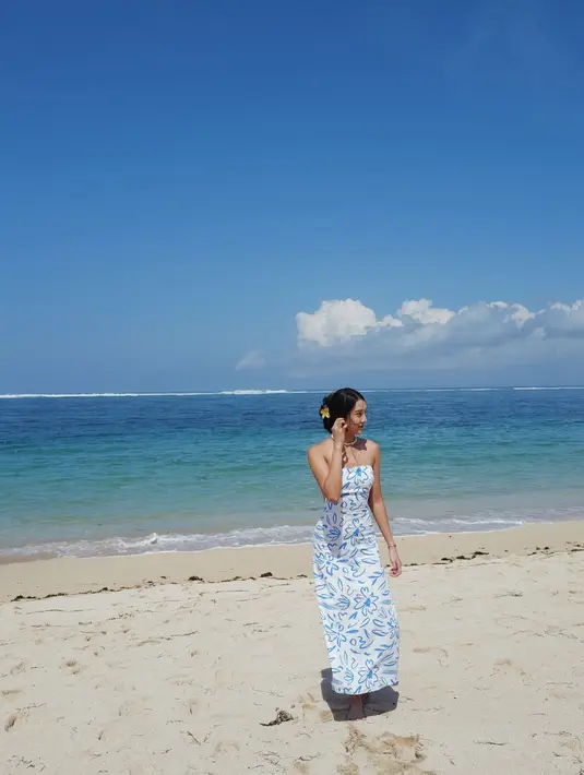 Selain warna nude, dress warna putih berhiaskan motif warna biru muda seperti Anya Geraldine tak kalah menarik. Selaras dengan warna laut!  [Foto: IG/anyageraldine].