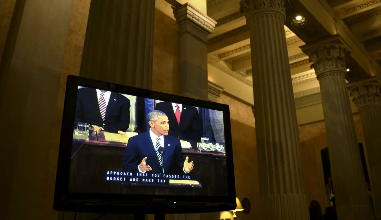 Sebuah layar memperlihatkan Presiden AS, Barack Obama menyampaikan pidato kenegaraan tahunan di hadapan parlemen di Washington, Selasa (12/1). Ini merupakan pidato SOTU terakhir Obama setelah menjabat selama dua periode. (REUTERS/James Lawler Duggan)