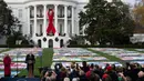 Pada Minggu 1 Desember 2024 waktu setempat, Presiden AS Joe Biden dan ibu negara Jill Biden menjamu para penyintas HIV/AIDS, advokat, dan keluarga yang kehilangan orang yang dicintai karena penyakit ini. (Annabelle Gordon/Getty Images North America/Getty Images via AFP)