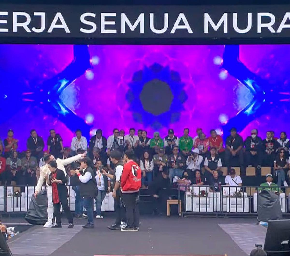 Megawati dan Puan terus berjoget. Bahkan Puan sempat ikut bernyanyi.<br>