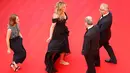 (Ki-ka) Sutradara Jodie Foster dan aktris Julia Roberts berbincang dengan Presiden Festival Film Cannes, Pierre Lescure saat menaiki tangga di atas red carpet premier film "Money Monster", Prancis, Kamis (12/5). (REUTERS/Yves Herman)
