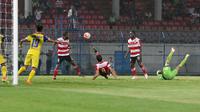 Pemain Madura United, Rodrigues Aracil saat mencetak gol ke gawang Persiba Balikpapan pada laga Torabika SC 2016 di Stadion Gelora Bangkalan, Senin(13/6/2016).  (Bola.com/Nicklas Hanoatubun)