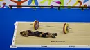 Atlet angkat besi putri Venezuela, Rodriguez Gomez langsung ambruk saat mengangkat besi seberat 53 kg ketika bertanding di Pan Am Games, Ontario, Kanada, 12 Juli 2015. (Dailymail) 