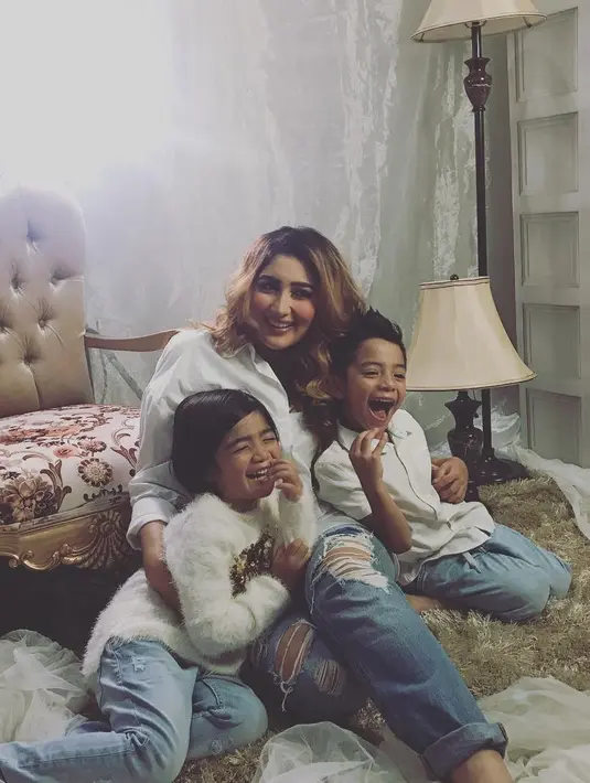 "Aku ngomong ke Tommy sudah cepat lah (menikah) jadi ada yang ngurusin. Karena aku tahu dia membutuhkan itu (istri), dan aku sangat mendukung banget," kata Tania Nadira di kawasan Kapten P. Tendean, Senin (4/12) dilansir Liputan6. (Instagram/tanianadiraa)