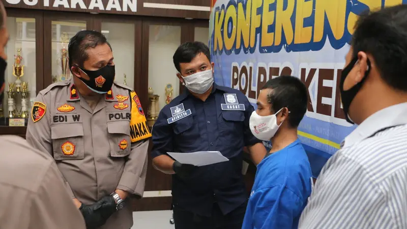 Polisi menetapkan PR sebagai tersangka usai dia tega merudapaksa anak kandungnya. (Foto: Liputan6.com/Humas Polres Kebumen)