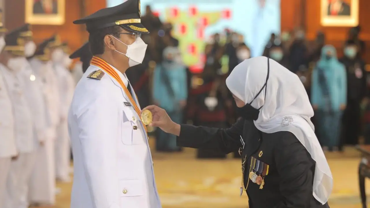 Khofifah melantik Gus Ipul sebagai wali kota Pasuruan. (Dian Kurniawan/Liputan6.com)