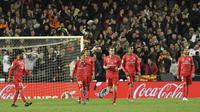 Pemain Real Madrid tampak lesu usai ditaklukkan Valencia pada laga La Liga 2019 di Stadion Mestalla, Rabu (3/4). Valencia menang 2-1 atas Real Madrid. (AP/Alberto Saiz)