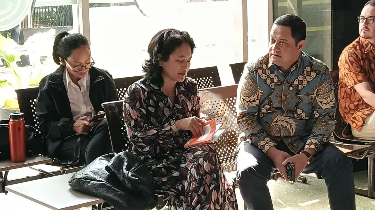 Istri Thomas Trikasih Lembong alias Tom Lembong, yakni Ciska Wihardja turut menghadiri sidang perdana suaminya sebagai terdakwa kasus korupsi impor gula.