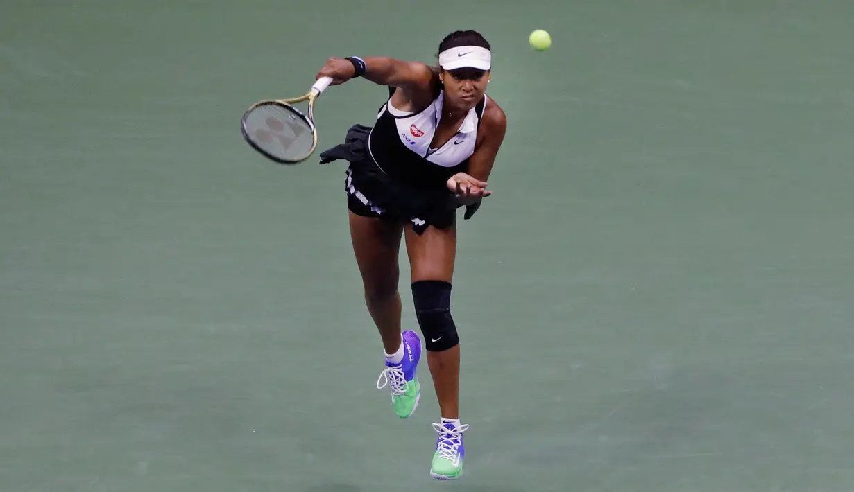 Petenis Jepang, Naomi Osaka melakukan servis ke arah petenis Swiss, Belinda Bencic pada babak keempat turnamen AS Terbuka 2019 di Arthur Ashe Stadium, Senin (2/9/2019). Naomi Osaka tersingkir AS Terbuka setelah menyerah dalam tempo 1 jam 27 menit dengan skor 5-7 dan 4-6. (AP/Frank Franklin II)