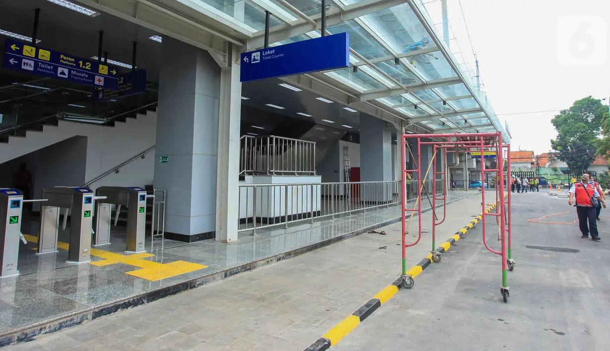 Suasana area depan Stasiun Matraman, Jakarta, Senin (13/6/2022). Nantinya pengoperasian stasiun Matraman ini diharapkan dapat menjadi salah satu pilihan alternatif bagi pengguna KRL naik dan turun selain di Stasiun Manggarai dan Stasiun Jatinegara. (Liputan6.com/Herman Zakharia)