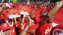 Relawan Jokowi-Ma'ruf Amin membawa bendera raksasa sepanjang sekitar 200 meter saat menyambut pelantikan Presiden-Wapres terpilih periode 2019-2024 di sekitar Patung Kuda, Jakarta, Minggu (20/10/2019). (merdeka.com/Arie Basuki)