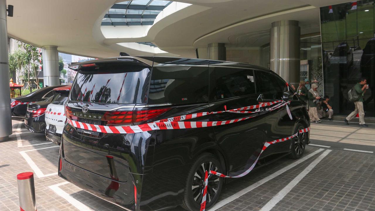 FOTO: Deretan Mobil Mewah Riza Chalid Disita Kejagung,  Terseret Kasus Korupsi Minyak Rp 285 Triliun