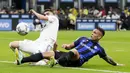 Tiga gol kemenangan Inter datang dari tiga pemain berbeda, dimulai dari Joaquin Correa, Nicolo Barella dan ditutup Lautaro Martinez. Cremonese sempat memperkecil kedudukan melalui aksi David Okereke. (AP/Luca Bruno)