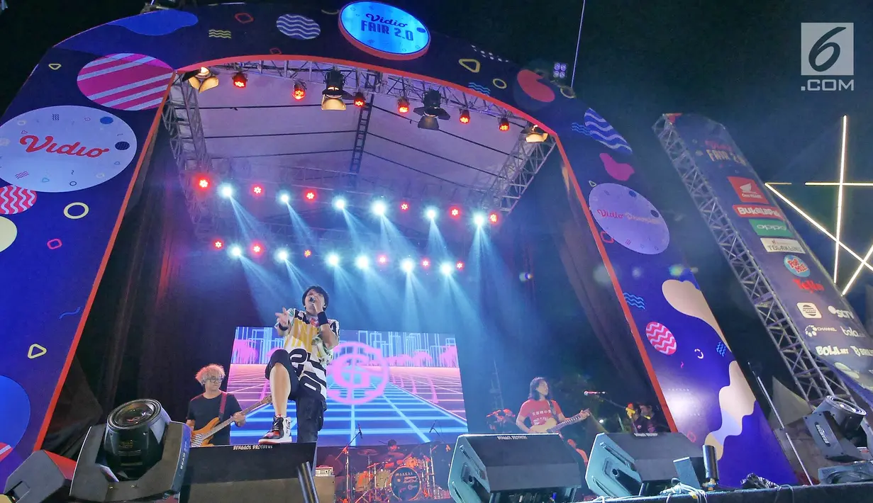 Penampilan band GIGI pada acara Vidio Fair 2.0 di Gandaria City Mall, Sabtu (3/11). Selain GIGI, musisi-musisi papan atas seperti Sheryl Sheinafia, Andien dan Govinda juga tampil menghibur pengunjung (Liputan6.com/Herman Zakharia)