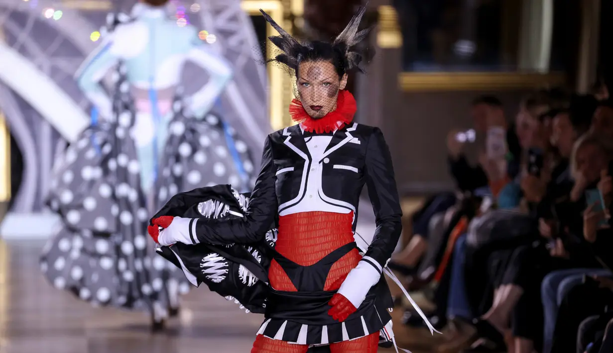 Bella Hadid mempersembahkan kreasi Thom Browne saat peragaan busana Musim Semi-Musim Panas 2023 sebagai bagian dari Paris Womenswear Fashion Week, Paris, Prancis, 3 Oktober 2022. Bella Hadid tampil memukau saat membawakan busana tersebut di runway. (Photo by Vianney Le Caer/Invision/AP)