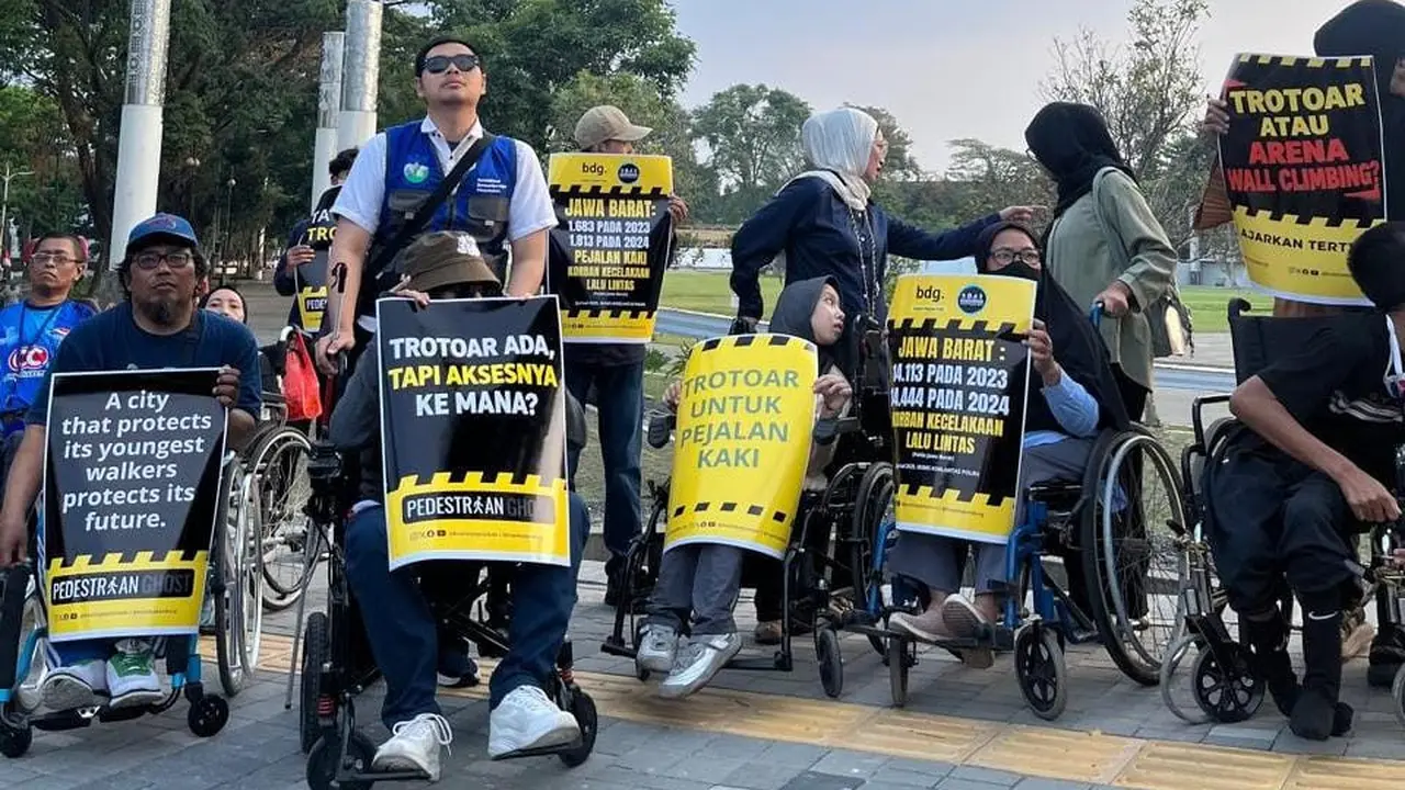 Penyandang disabilitas di Bandung meminta pemerintah setempat melibatkan mereka saat ada renovasi fasilitas publik. Termasuk saat renovasi trotoar. (Dok  Bandung Independent Living Center (BILiC))
