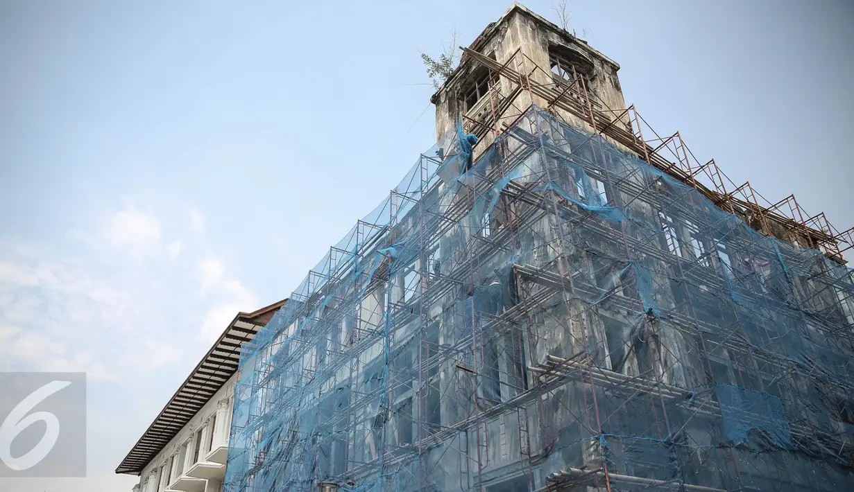  Suasana gedung sedang direvitalisasi dikawasan Kota Tua, Jakarta, Rabu (20/4). Pemilihan daerah kota tua di atas 50 nominasi Icons Situs Warisan Dunia oleh UNESCO membuat Kota Tua akan direvitalisasi.(Liputan6.com/Faizal Fanani)