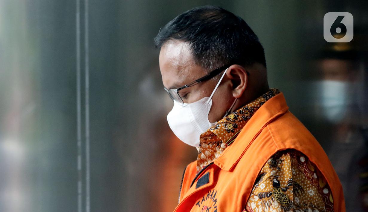 Bupati nonaktif Musi Banyuasin, Dodi Reza Alex Noerdin usai menjalani pemeriksaan lanjutan di Gedung KPK Jakarta, Senin (22/11/2021). Dodi Reza merupakan tersangka dugaan korupsi pengadaan barang dan jasa di Kabupaten Musi Banyuasin tahun 2021. (Liputan6.com/Helmi Fithriansyah)