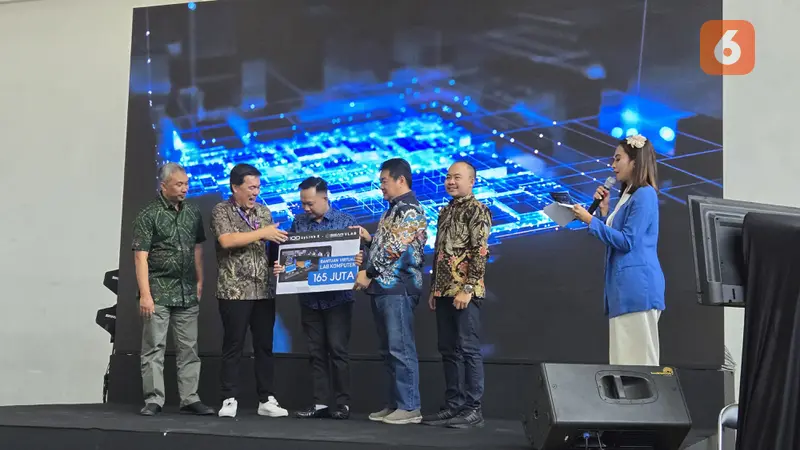 Axioo meresmikan kelas laboratorium komputer Intelligent Desktop Virtualization (IDV) pertama di Indonesia di SMK Pertiwi Kuningan Jabar, dengan hasil kolaborasi bersama PT Indo Mega Vision dan didukung Intel Corporation (Liputan6.com/ Agustin Setyo Warda