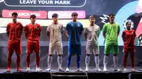 Sejumlah pemain Timnas sepak bola dan Timnas futsal Indonesia berpose dengan mengenakan jersey terbaru pabrikan aparel Kelme dalam acara Leave Your Mark Fest 2026 di Plaza Utara Stadion Utama Gelora Bung Karno, SUGBK, Senayan, Jakarta, Kamis (12/03/2026) malam WIB. (Bola.com/Bagaskara Lazuardi)