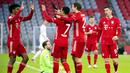 Para pemain Bayern Munchen merayakan gol yang dicetak oleh Serge Gnabry ke gawang Hoffenheim pada laga Bundesliga di Stadion Allianz Arena, Sabtu (30/1/2021). Bayern Munchen menang dengan skor 4-1. (Sven Hoppe/dpa via AP)