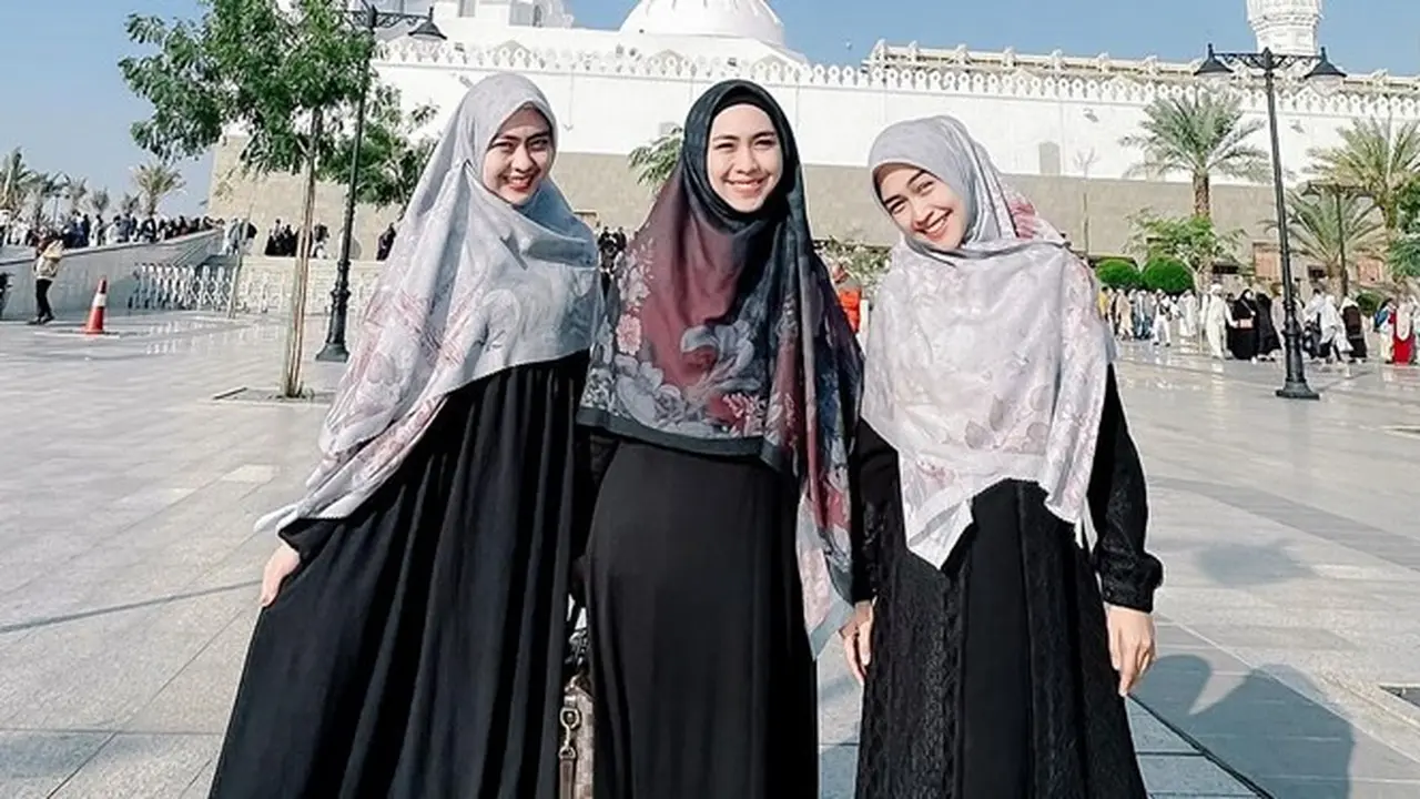 8 Potret Oki Setiana Dewi, Shindy Putri dan Ria Ricis Jalani Umroh Bareng, Selalu Kompak