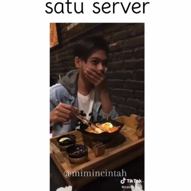 Bingung Makan Ramen di Restoran, Pria Browsing Cara Pakai Sumpit