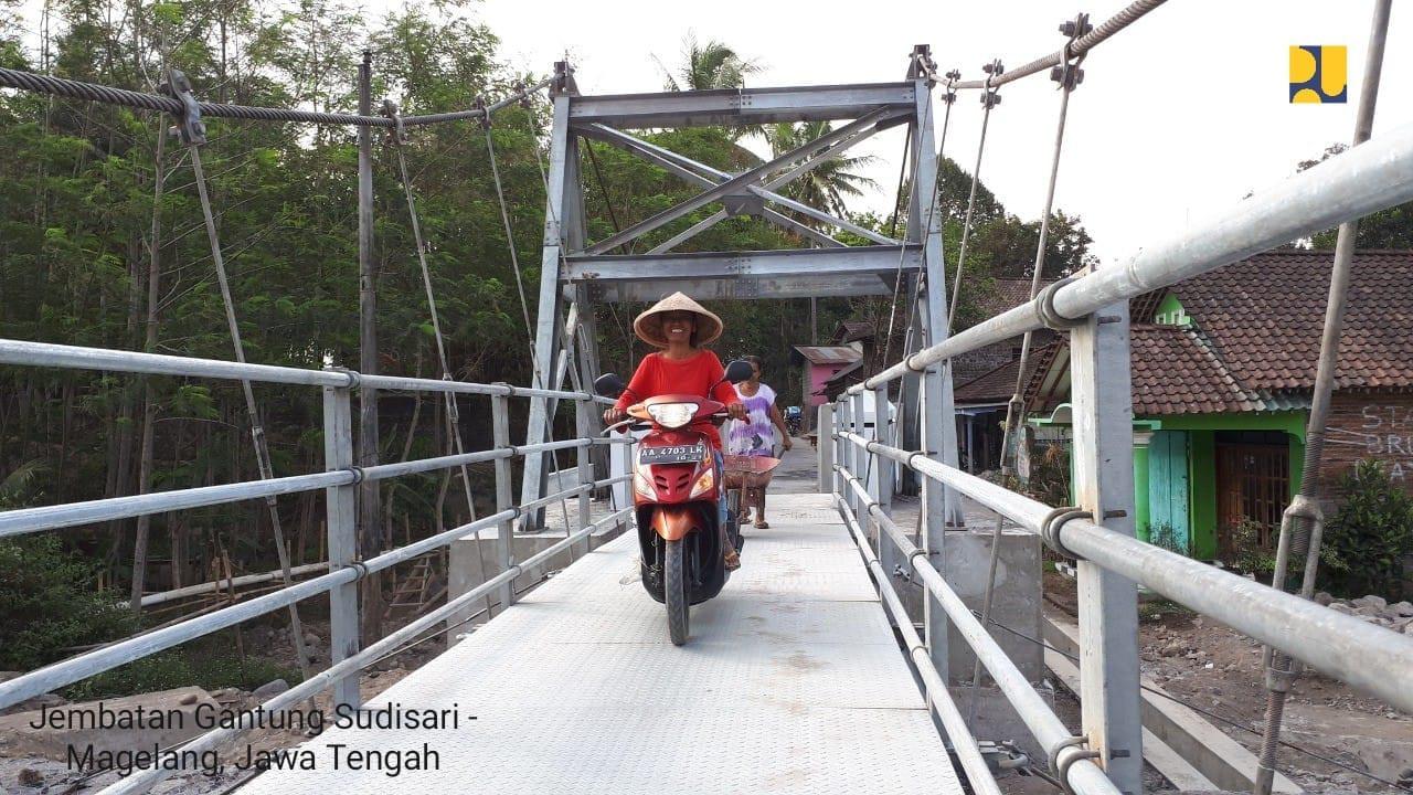 Pemerintah membangun 134 jembatan gantung. (Foto: Kementerian PUPR)