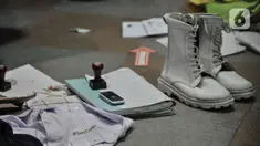 Sejumlah hasil temuan saat penggeledahan di eks Kantor DPP FPI,  Jakarta, Selasa (27/4/2021). Polisi mengamankan barang bukti bendera tauhid, buku, bahan berbahaya, dan atribut FPI dari hasil penggeledahan terkait penangkapan Mantan Sekretaris FPI Munarman. (merdeka.com/Iqbal S.Nugroho)