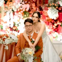 Pernikahan Zarry dan Raquel mengusung konsep modern, mulai dari dekorasi, pernak-pernik, sampai busana pengantin. [@loka.mata]