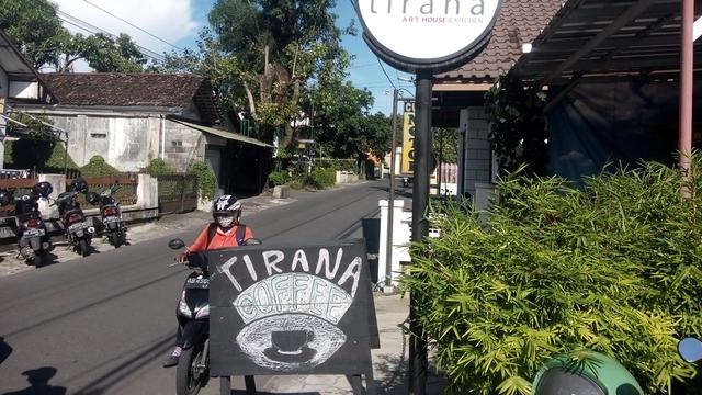 Kafe yang menyediakan menu western ada di Tirana house