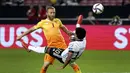 Gelandang Jerman, Serge Gnabry berebut bola dengan pemain Armenia, Varazdat Haroyan pada pertandingan grup J Kualifikasi Piala Dunia 2022 di stadion Mercedes-Benz Arena di Stuttgart, Jerman, Senin (6/9/2021). Jerman atas Armenia 6-0. (AP Photo/Matthias Schrader)
