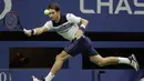 Dusan Lajovic berusaha mengembalikan bola ke arah Rafael Nadal pada babak pertama Tenis AS Terbuka 2017 di Arthur Ashe Stadium, New York,  (29/8/2017). Nadal menang 8-6, 6-2, 6-2. (AP/Frank Franklin II)