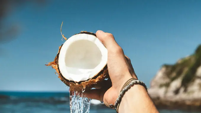 3 Manfaat Air Kelapa untuk Kesehatan dan Kecantikan Kulit