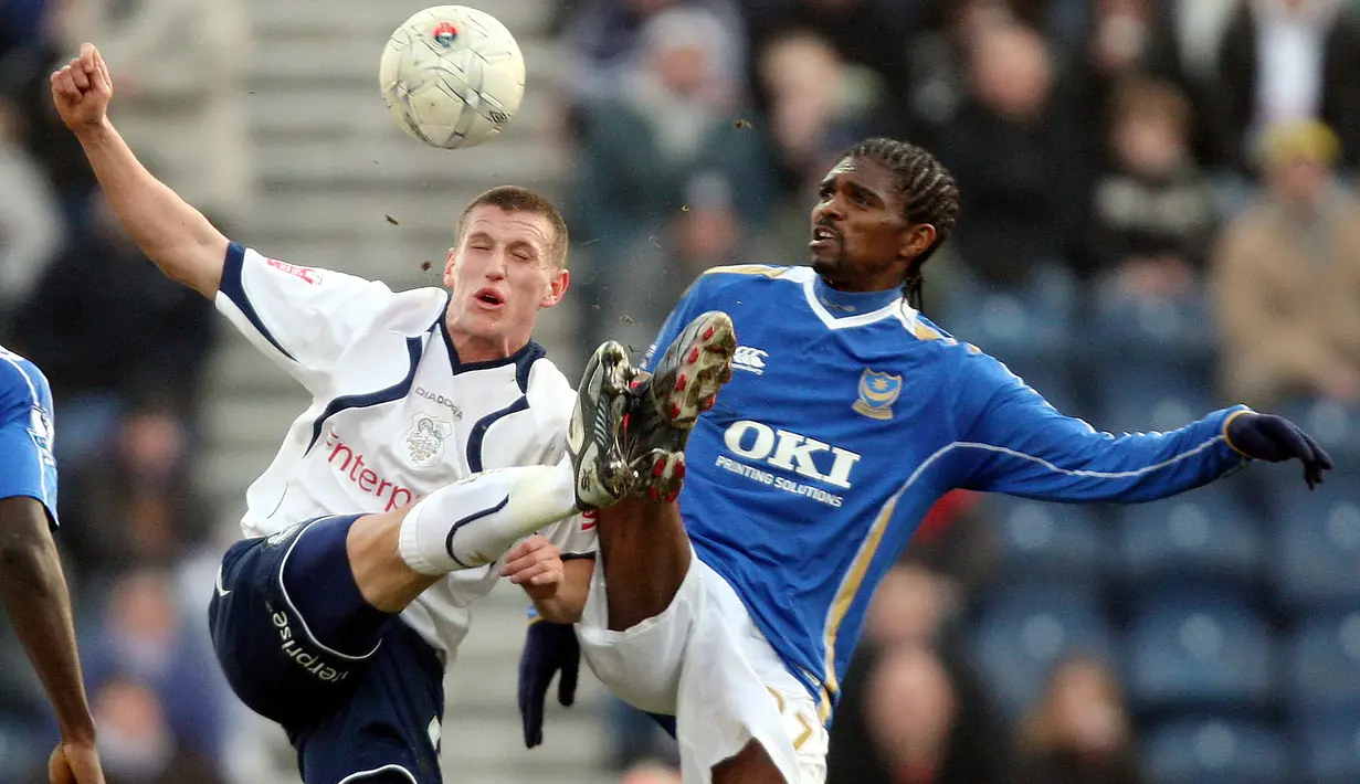 Nwankwo Kanu. Striker Nigeria yang kini berusia 45 tahun dan telah pensiun pada Juli 2012 bersama Portsmouth ini mampu mencetak 17 gol dari 117 laga saat menjadi pemain pengganti di Liga Inggris bersama 3 klub berbeda, Arsenal, WBA dan Portsmouth, 1998/1999 hingga 2009/2010. (AFP/Andrew Yates)