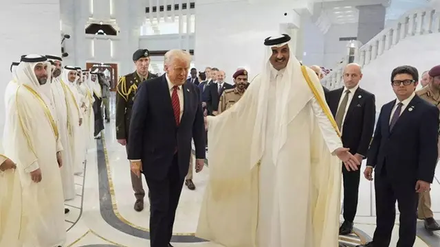 Presiden Amerika Serikat Donald Trump dan Emir Qatar Sheikh Tamim bin Hamad Al Thani di Amiri Diwan di Doha, Rabu (14/5/2025).