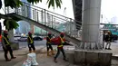 Pekerja melakukan Pembongkaran Jembatan Penyebrangan Orang (JPO) di Kawasan Bundaran HI, Jakarta, Senin (30/7). JPO yang sempat menimbulkan kontreversi itu dirobohkan karena alasan keindahan dan tak ramah penyandang disabilitas. (Liputan6.com/Johan Tallo)