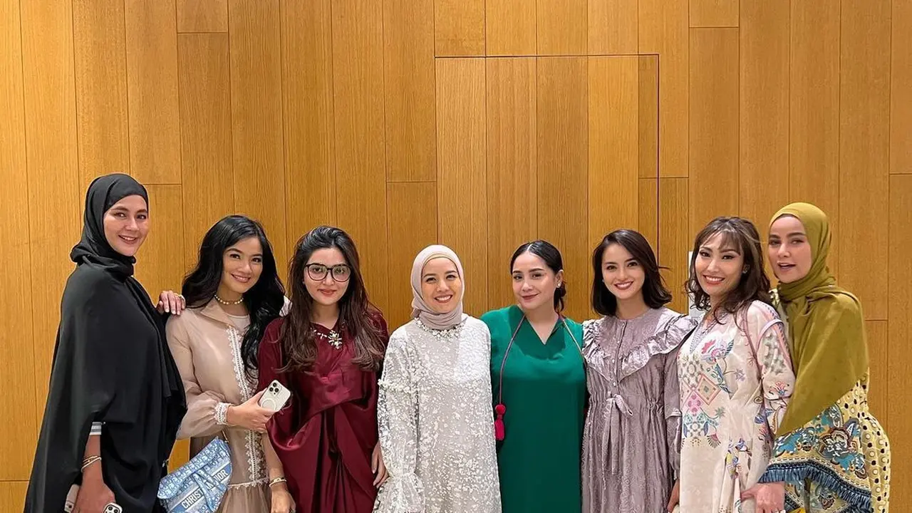 Titi Kamal, Nagita Slavina, Ayu Dewi hingga Wulan Guritno terlihat kompak dalam acara buka puasa bersama (Foto: Instagram @ririnekawati)